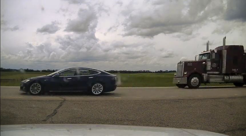 Виноват Илон Маск. Полиция Канады остановила Tesla без водителя за рулем. ФОТО